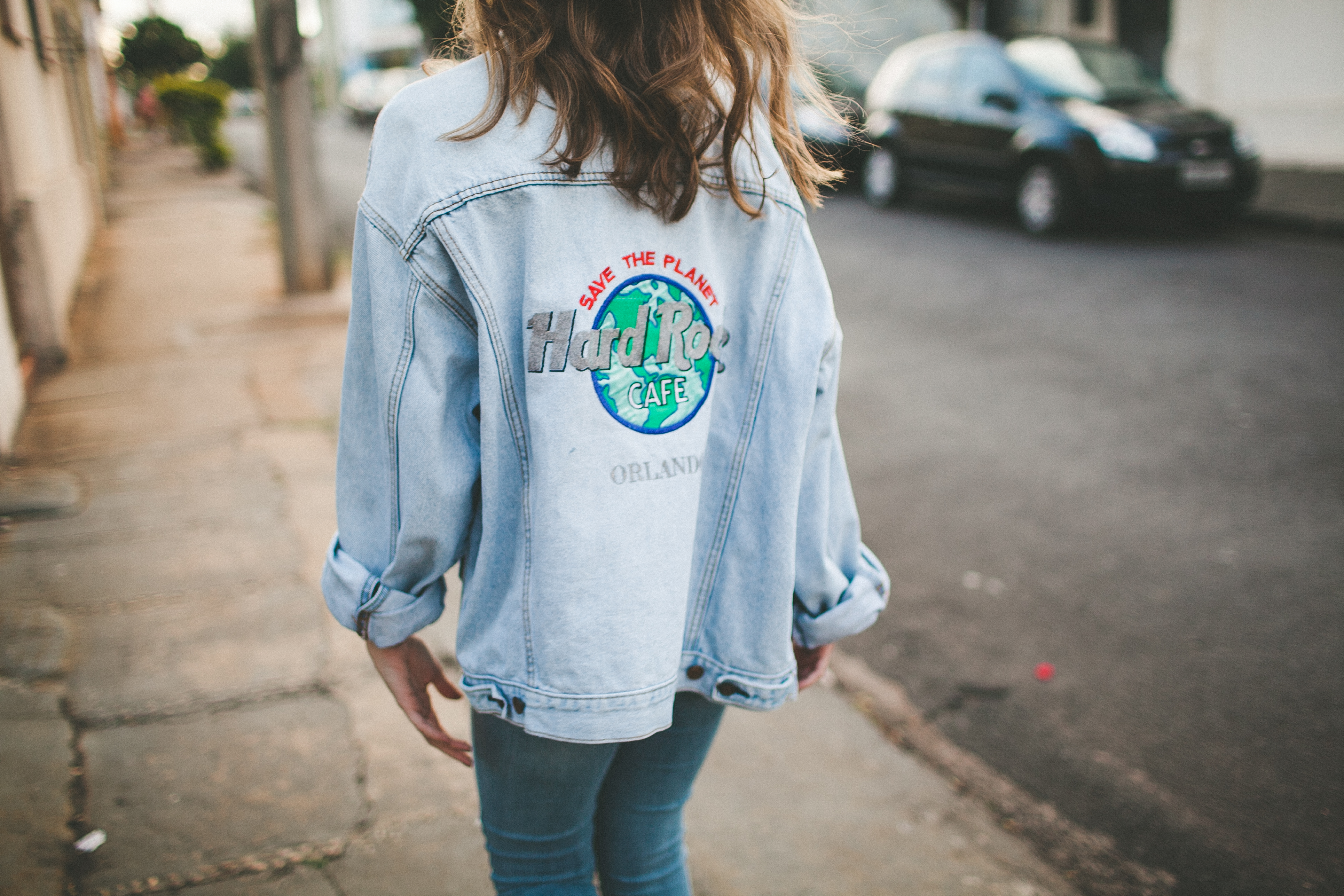 Para Todas as Estações: Adaptando Sua Jaqueta Jeans Oversized ao Clima - inspiração 1