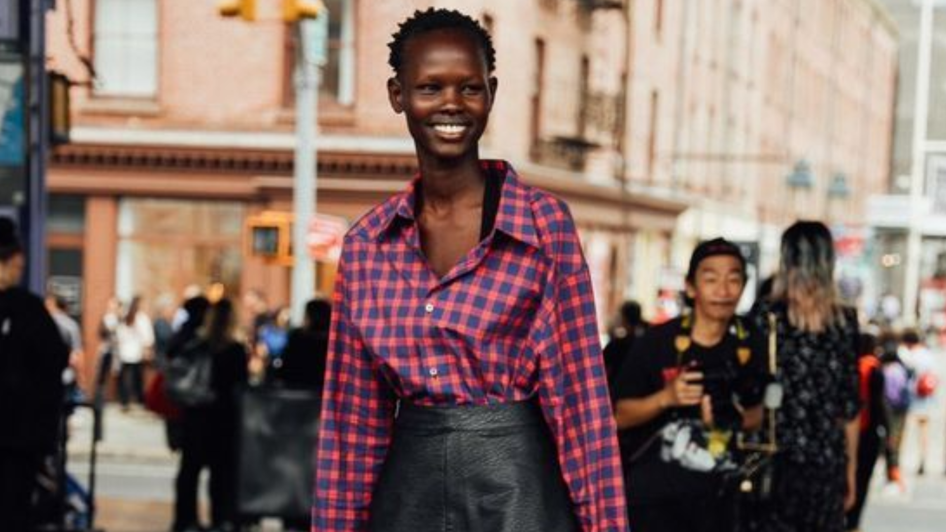 A Camisa Xadrez: Um Toque Moderno e Casual Chic - inspiração 1