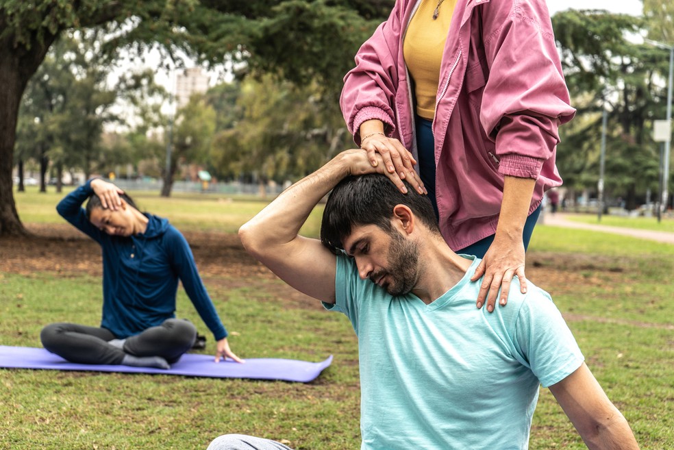 Exercício da ponte cervical (piscina) - inspiração 2