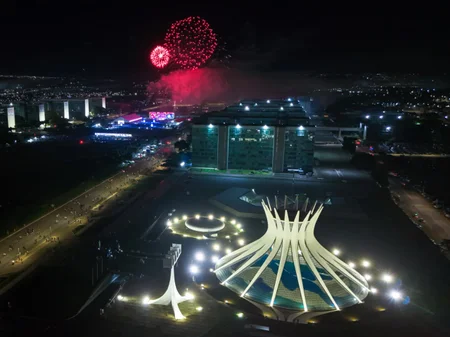 Emoção Coletiva: Compartilhando o Espetáculo com a Multidão - inspiração 2