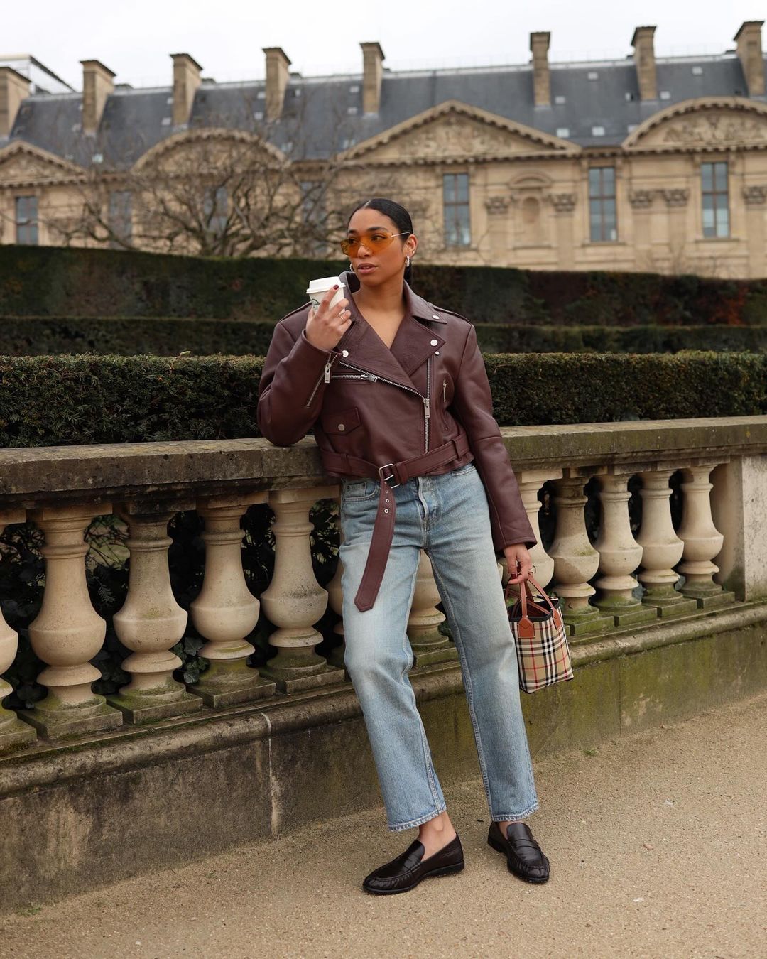 Elegância Despojada: Vestido Midi e Jaqueta Acinturada - inspiração 2