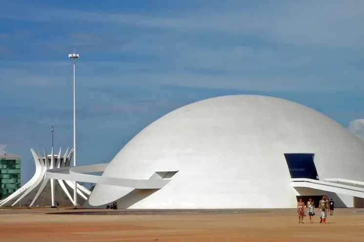 Museu Nacional da República: Arquitetura Imponente e Exposições Vibrantes - inspiração 1