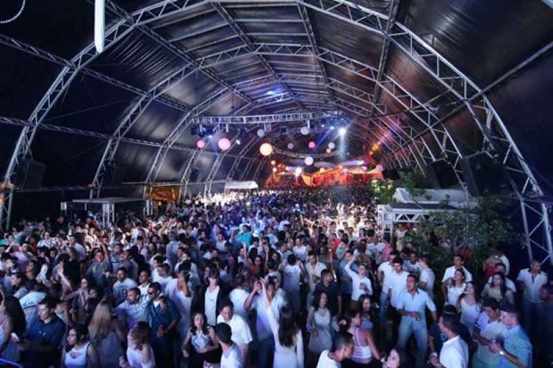 Dress Code: Como Se Vestir para o Réveillon Perfeito - inspiração 1