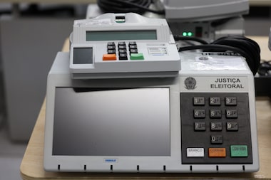 1. Urna Eletrônica: Como Funciona a Auditoria Passo a Passo. 2. Desmistificando o Voto Impresso: Entenda a Auditoria Atual. 3. TSE Explica: As Camadas de Segurança da Urna Eletrônica. 4. Teste de Integridade e Zerésima: Mecanismos de Auditoria. 5. O Papel da Polícia Federal e OAB na Fiscalização Eleitoral.