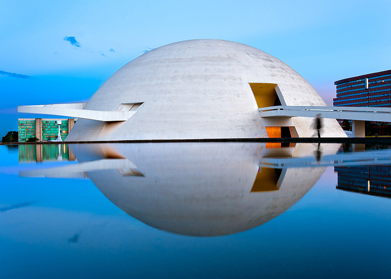 1. Roteiro de 1 Dia pelas Obras de Niemeyer em Brasília
2. A Influência das Curvas na Arquitetura de Oscar Niemeyer
3. Brasília: Um Legado Modernista de Niemeyer e Lúcio Costa
4. Explorando o Eixo Monumental: O Coração Arquitetônico de Brasília
5. A Leveza Estrutural nas Obras Icônicas de Niemeyer