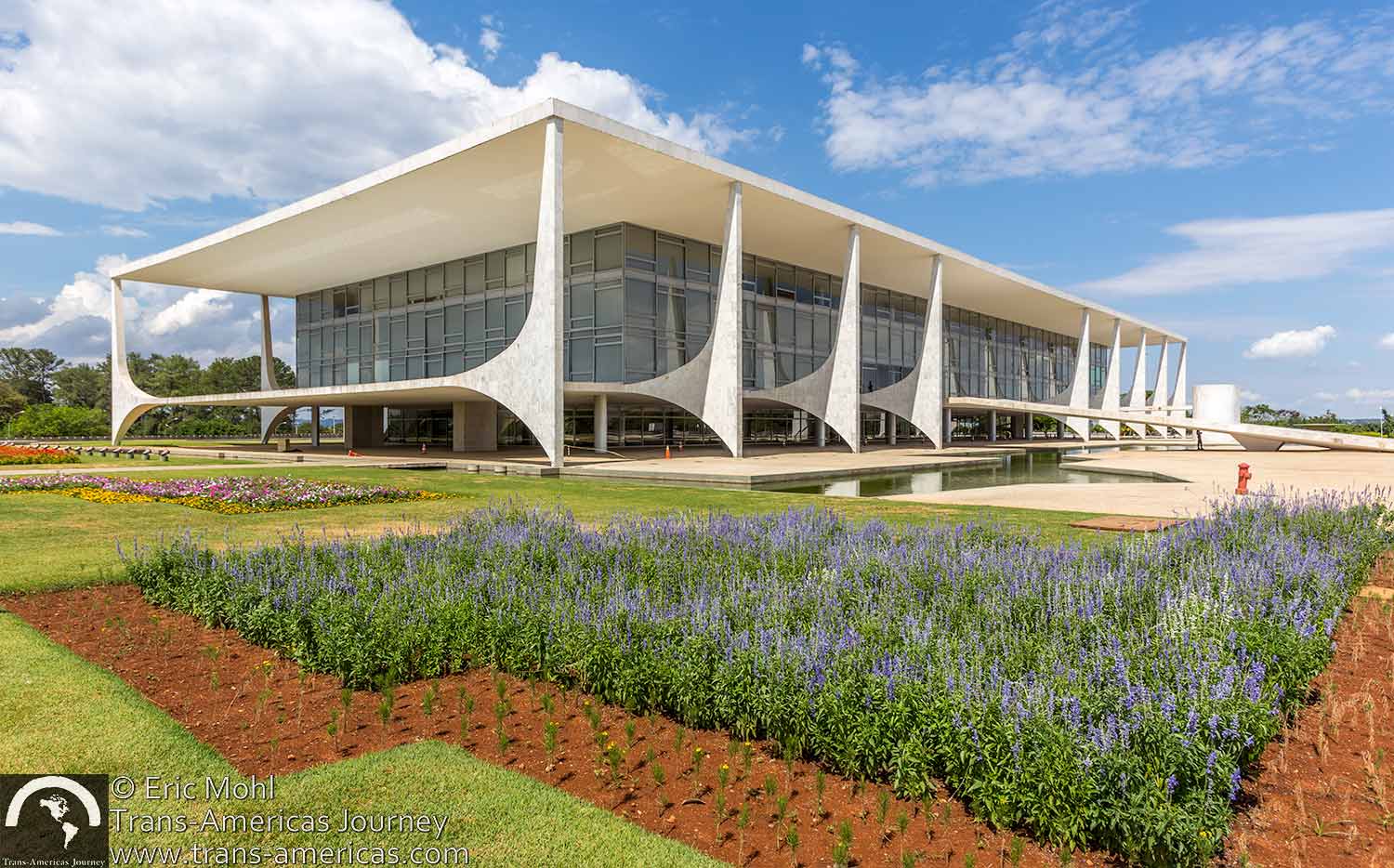 1. Roteiro de 1 Dia pelas Obras de Niemeyer em Brasília
2. A Influência das Curvas na Arquitetura de Oscar Niemeyer
3. Brasília: Um Legado Modernista de Niemeyer e Lúcio Costa
4. Explorando o Eixo Monumental: O Coração Arquitetônico de Brasília
5. A Leveza Estrutural nas Obras Icônicas de Niemeyer