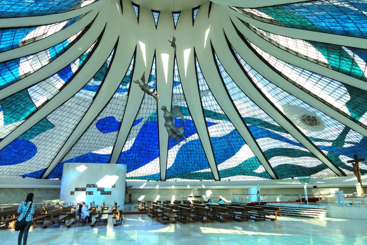 1. Roteiro de 1 Dia pelas Obras de Niemeyer em Brasília
2. A Influência das Curvas na Arquitetura de Oscar Niemeyer
3. Brasília: Um Legado Modernista de Niemeyer e Lúcio Costa
4. Explorando o Eixo Monumental: O Coração Arquitetônico de Brasília
5. A Leveza Estrutural nas Obras Icônicas de Niemeyer