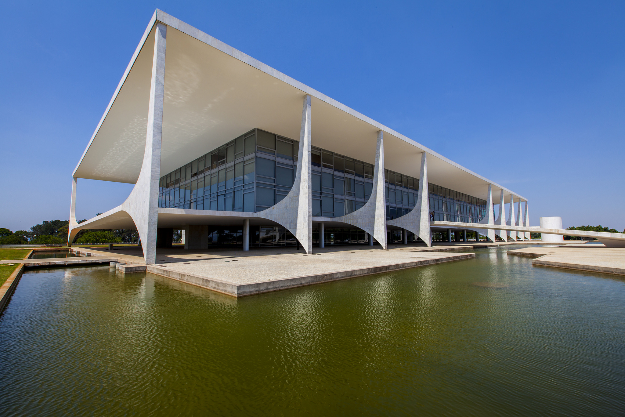 1. Roteiro de 1 Dia pelas Obras de Niemeyer em Brasília
2. A Influência das Curvas na Arquitetura de Oscar Niemeyer
3. Brasília: Um Legado Modernista de Niemeyer e Lúcio Costa
4. Explorando o Eixo Monumental: O Coração Arquitetônico de Brasília
5. A Leveza Estrutural nas Obras Icônicas de Niemeyer