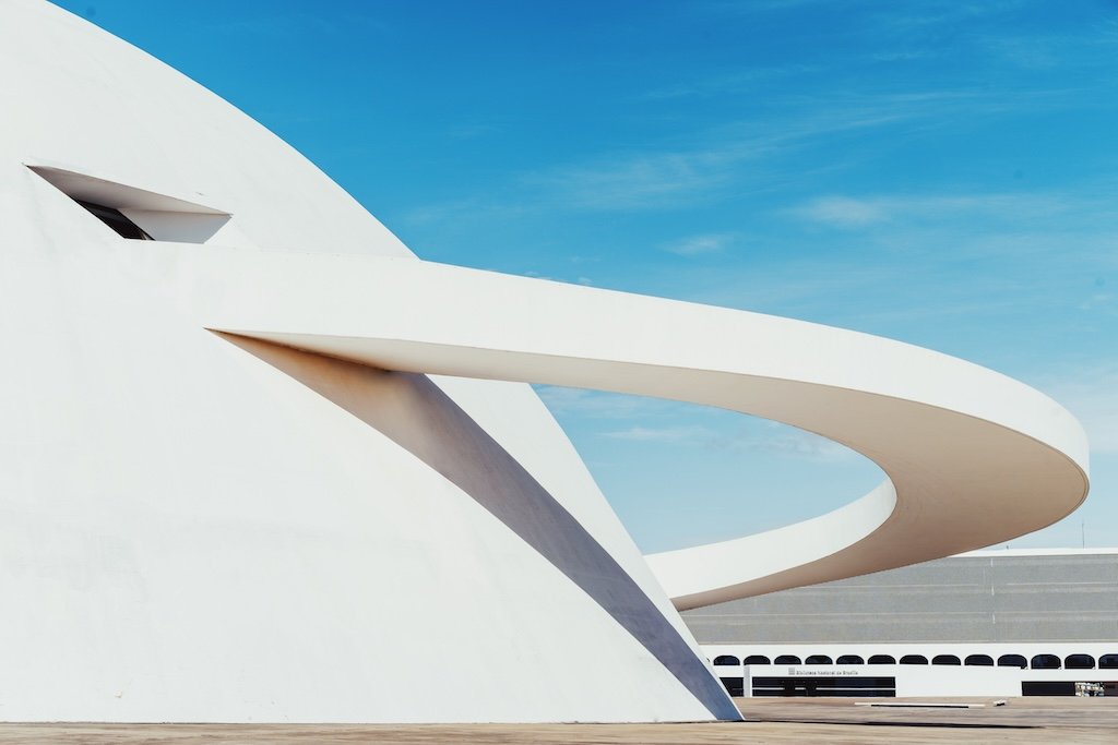 1. Roteiro de 1 Dia pelas Obras de Niemeyer em Brasília
2. A Influência das Curvas na Arquitetura de Oscar Niemeyer
3. Brasília: Um Legado Modernista de Niemeyer e Lúcio Costa
4. Explorando o Eixo Monumental: O Coração Arquitetônico de Brasília
5. A Leveza Estrutural nas Obras Icônicas de Niemeyer