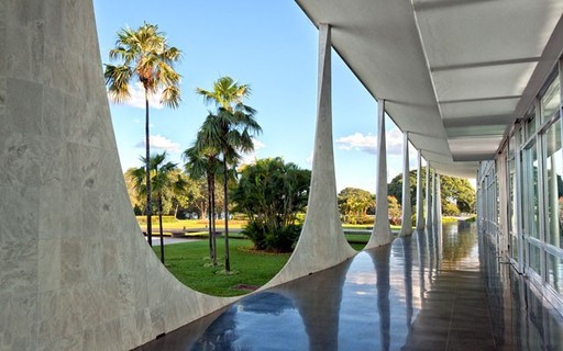 1. Roteiro de 1 Dia pelas Obras de Niemeyer em Brasília
2. A Influência das Curvas na Arquitetura de Oscar Niemeyer
3. Brasília: Um Legado Modernista de Niemeyer e Lúcio Costa
4. Explorando o Eixo Monumental: O Coração Arquitetônico de Brasília
5. A Leveza Estrutural nas Obras Icônicas de Niemeyer