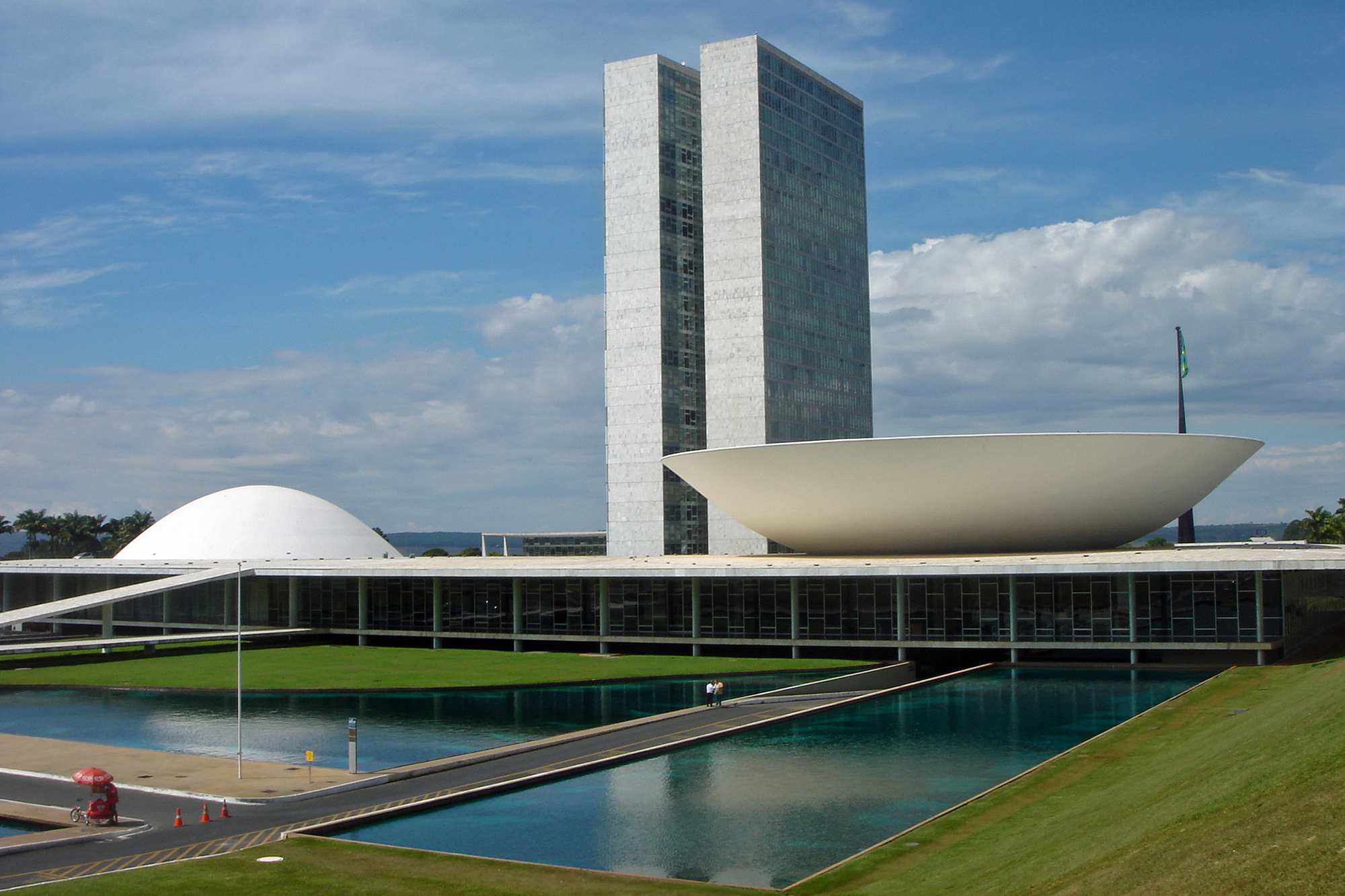 1. Roteiro de 1 Dia pelas Obras de Niemeyer em Brasília
2. A Influência das Curvas na Arquitetura de Oscar Niemeyer
3. Brasília: Um Legado Modernista de Niemeyer e Lúcio Costa
4. Explorando o Eixo Monumental: O Coração Arquitetônico de Brasília
5. A Leveza Estrutural nas Obras Icônicas de Niemeyer