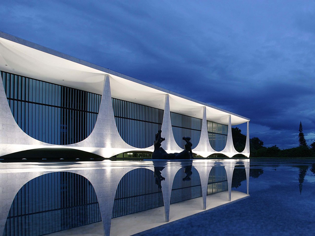 1. Roteiro de 1 Dia pelas Obras de Niemeyer em Brasília
2. A Influência das Curvas na Arquitetura de Oscar Niemeyer
3. Brasília: Um Legado Modernista de Niemeyer e Lúcio Costa
4. Explorando o Eixo Monumental: O Coração Arquitetônico de Brasília
5. A Leveza Estrutural nas Obras Icônicas de Niemeyer