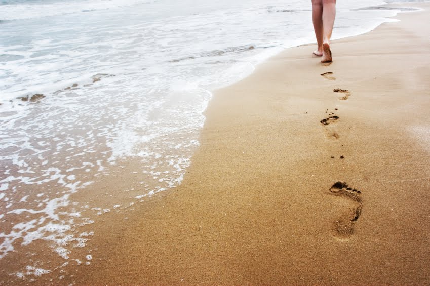 Benefícios da Caminhada na Areia para a Saúde Mental