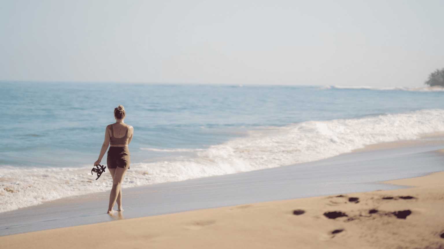 A Ciência por Trás do Maior Gasto Calórico ao Caminhar na Areia