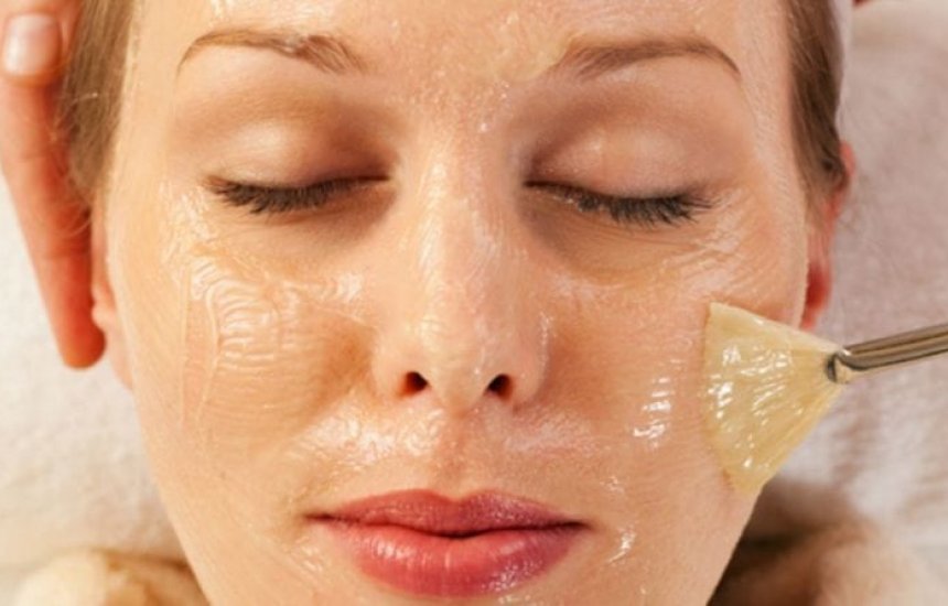 benefícios da clara de ovo no rosto