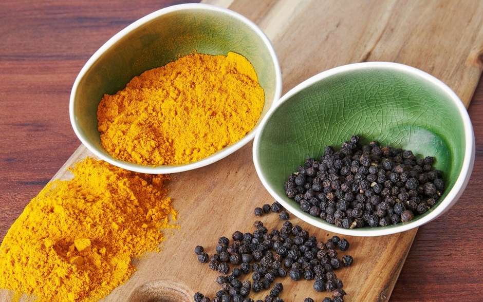 benefícios da cúrcuma com pimenta preta