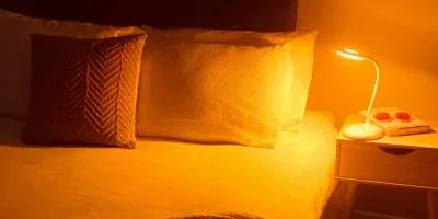 Como a luz amarela afeta a produção de melatonina