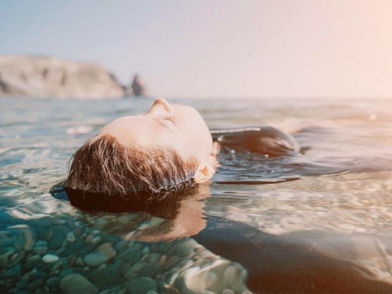 benefícios do banho de mar para a mente