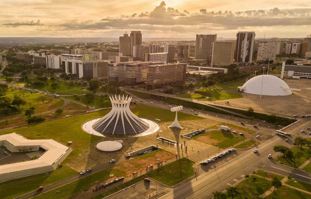 5 ideias de títulos: 1. Descubra os 10 Spots Mais Instagramáveis de Brasília para Fotos Incríveis. 2. Guia Completo: Como Capturar a Essência de Brasília em Fotos. 3. De Catedral a Azulejos: Os Lugares Secretos para Fotos Únicas em Brasília. 4. Fotografia em Brasília: Dicas Essenciais para um Feed Perfeito. 5. Explore a Arquitetura de Brasília: Melhores Locais para Fotógrafos.