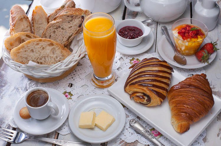 Onde Tomar um Café da Manhã Tranquilo para Trabalhar ou Ler em Brasília