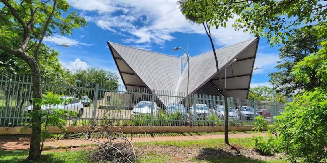 Explorando a Capela Interna da Catedral Militar Rainha da Paz