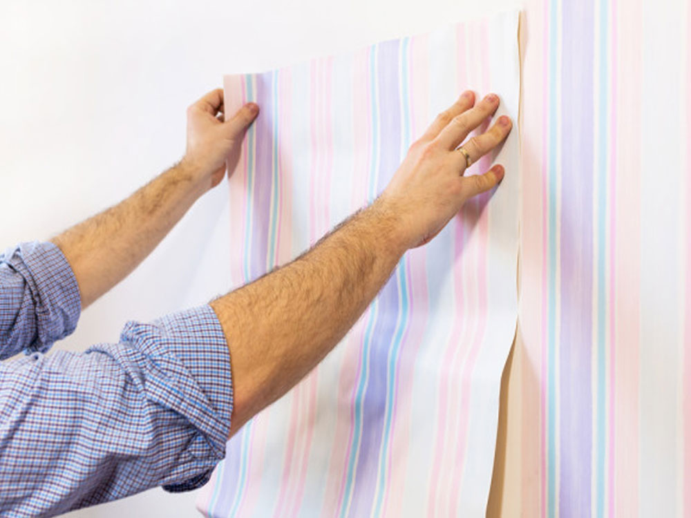 como aplicar papel de parede sozinho