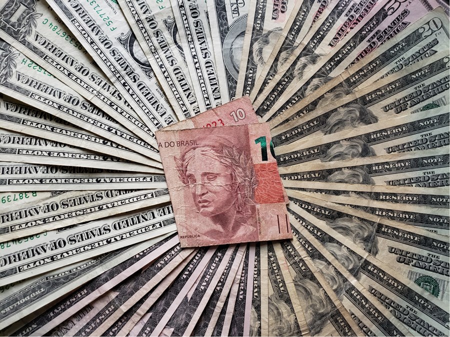Como usar o Dólar Cost Averaging para comprar moeda estrangeira