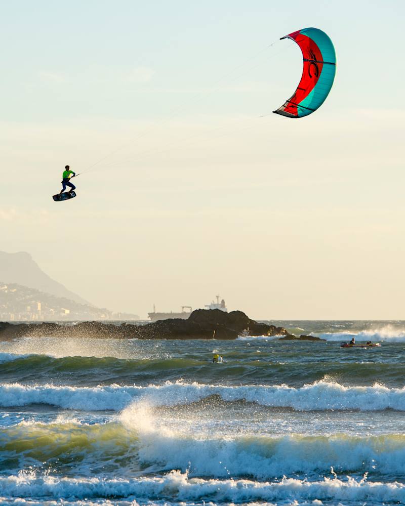5 ideias de títulos:
1. Guia Completo: Dominando o Controle do Kite na Areia para Iniciantes
2. Segurança em Primeiro Lugar: Como Estacionar seu Kite Corretamente
3. Entendendo a Janela do Vento: A Chave para um Kitesurf Seguro
4. Comandos Essenciais da Barra de Kitesurf: O Que Todo Iniciante Precisa Saber
5. Dicas Práticas: Evitando Erros Comuns no Controle do Kite na Areia