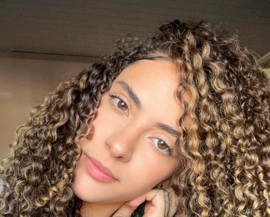 como cuidar de cabelos cacheados no day after