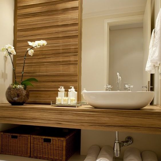 Plantas Artificiais vs. Naturais: Qual a Melhor Opção para seu Lavabo?