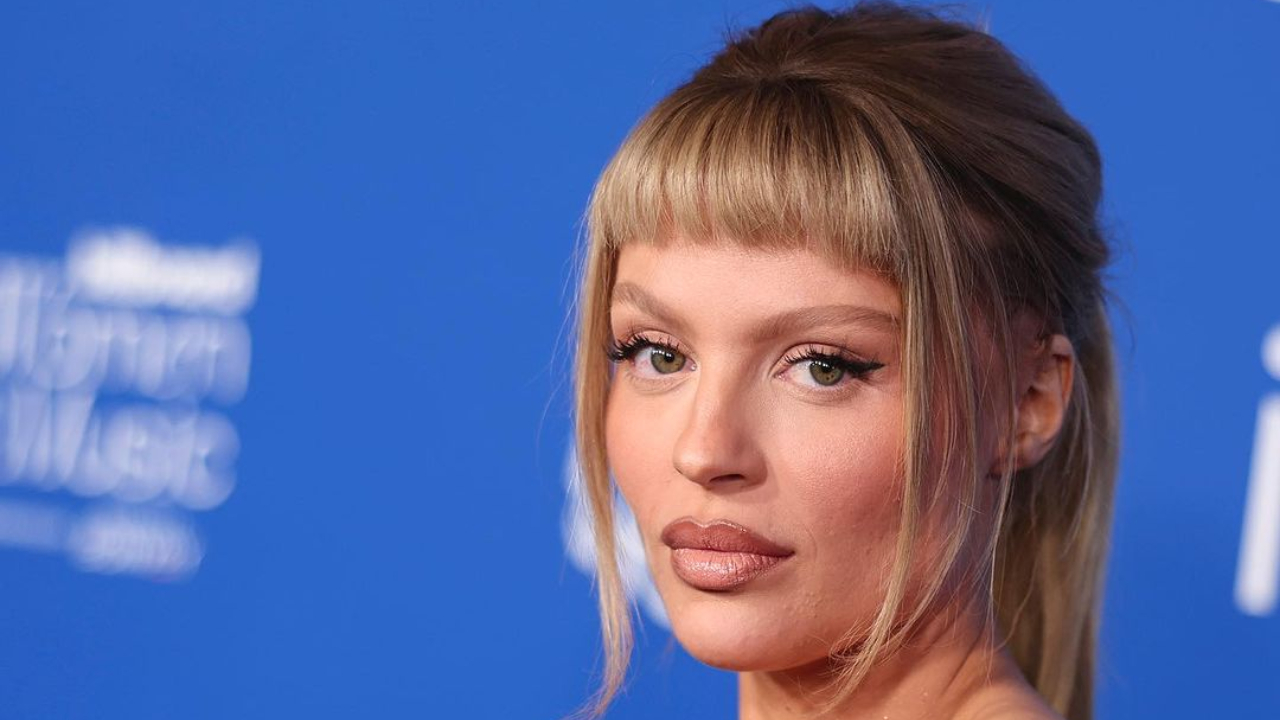 Franja Leve: Como o Penteado Ideal Pode Ajudar.
5. Franja Perfeita o Dia Todo: Dicas de Secagem e Modelagem.