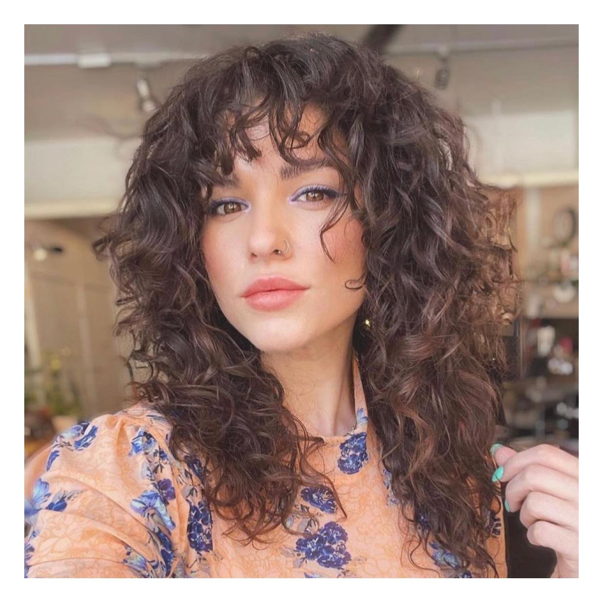 Dicas de styling para valorizar seu corte de cabelo volumoso