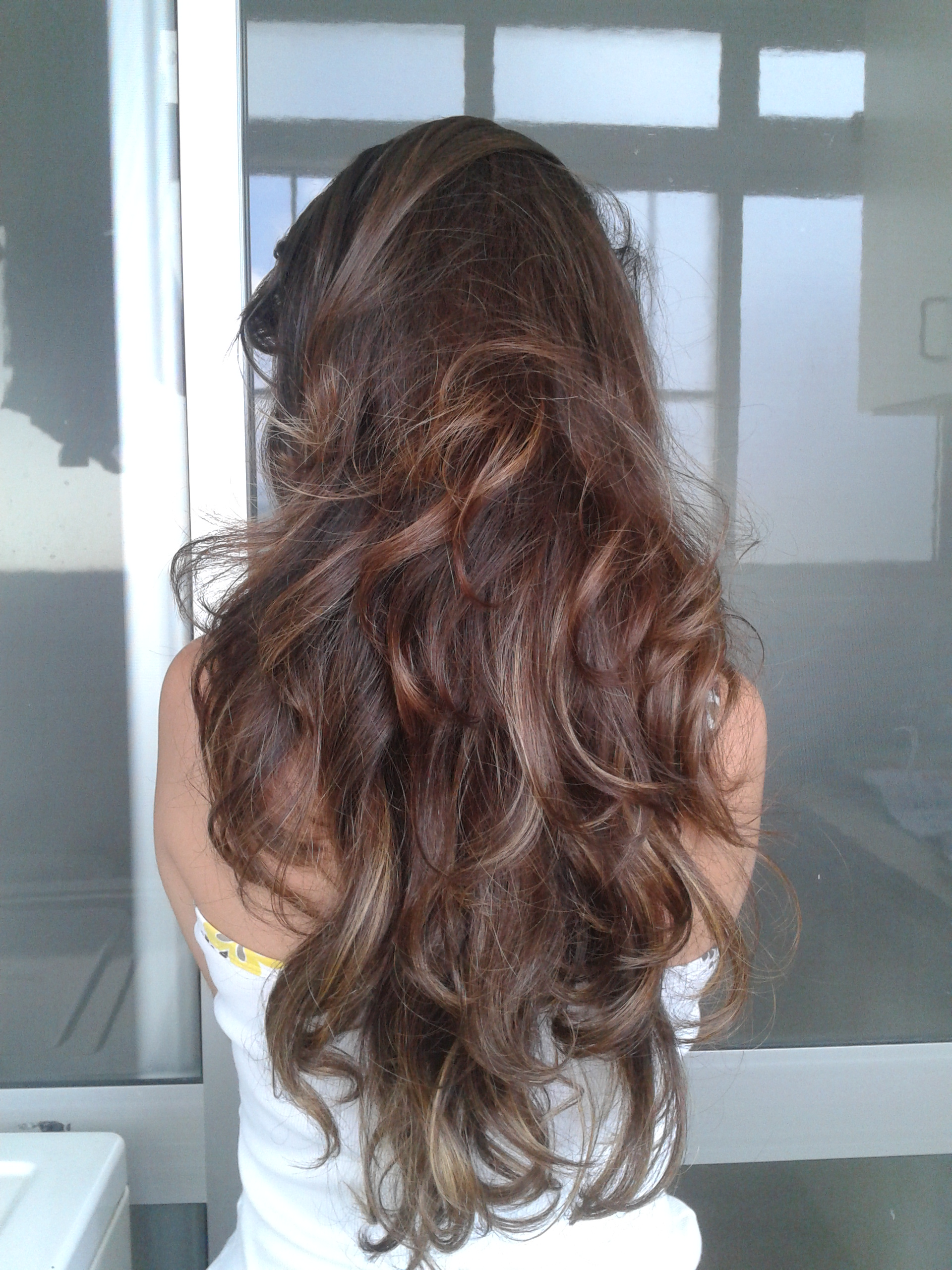 Como cuidar de cabelos volumosos após o corte