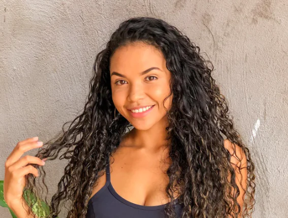 como diminuir o volume do cabelo volumoso