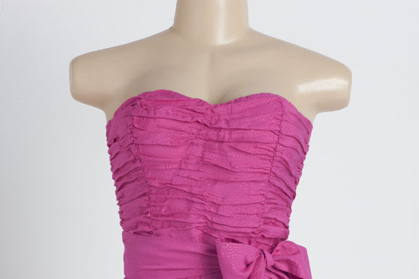 como disfarçar ombros largos com decotes