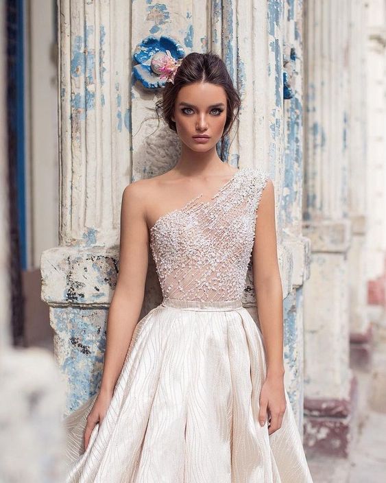 como disfarçar ombros largos com decotes