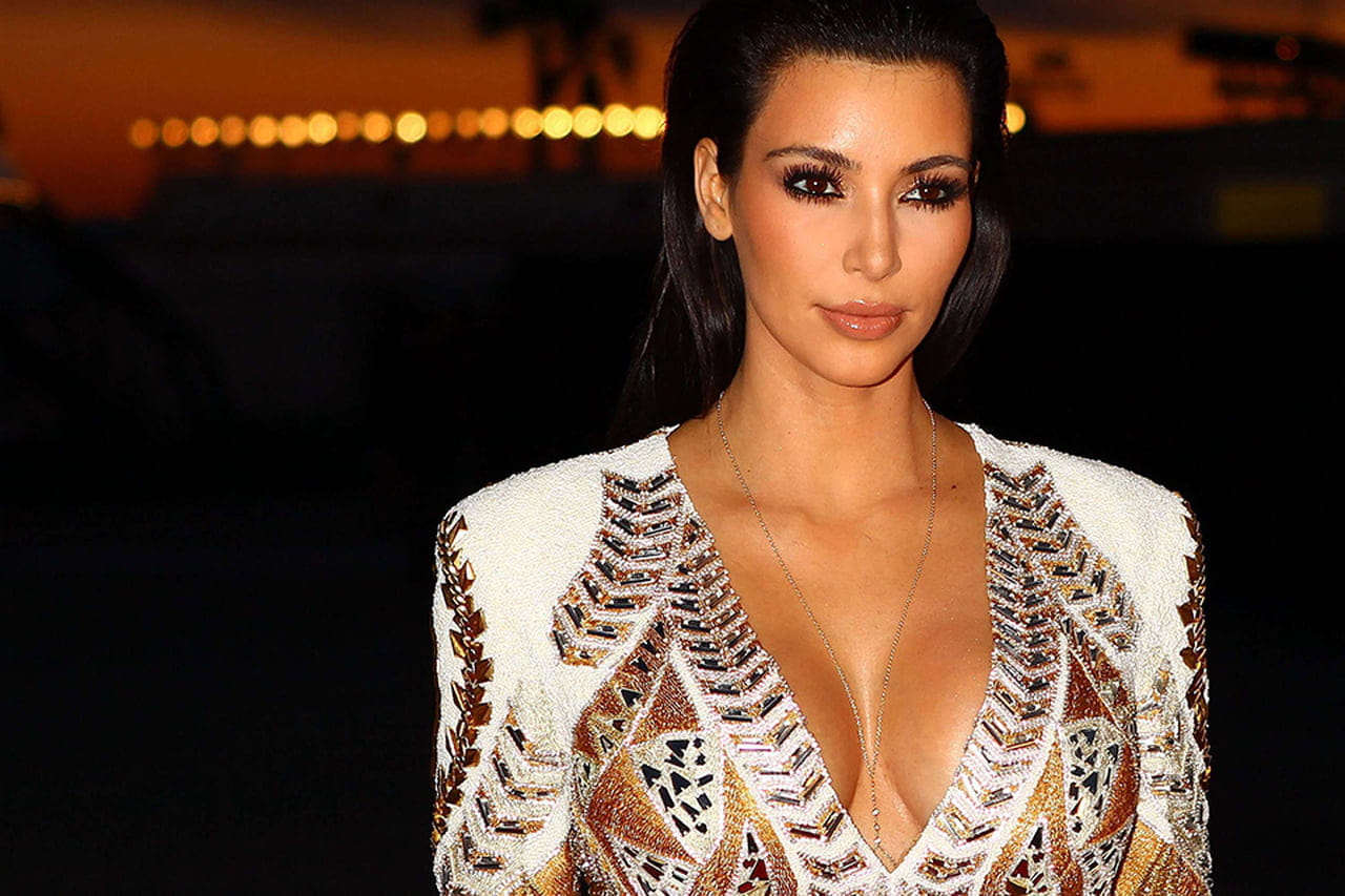 como disfarçar ombros largos com decotes