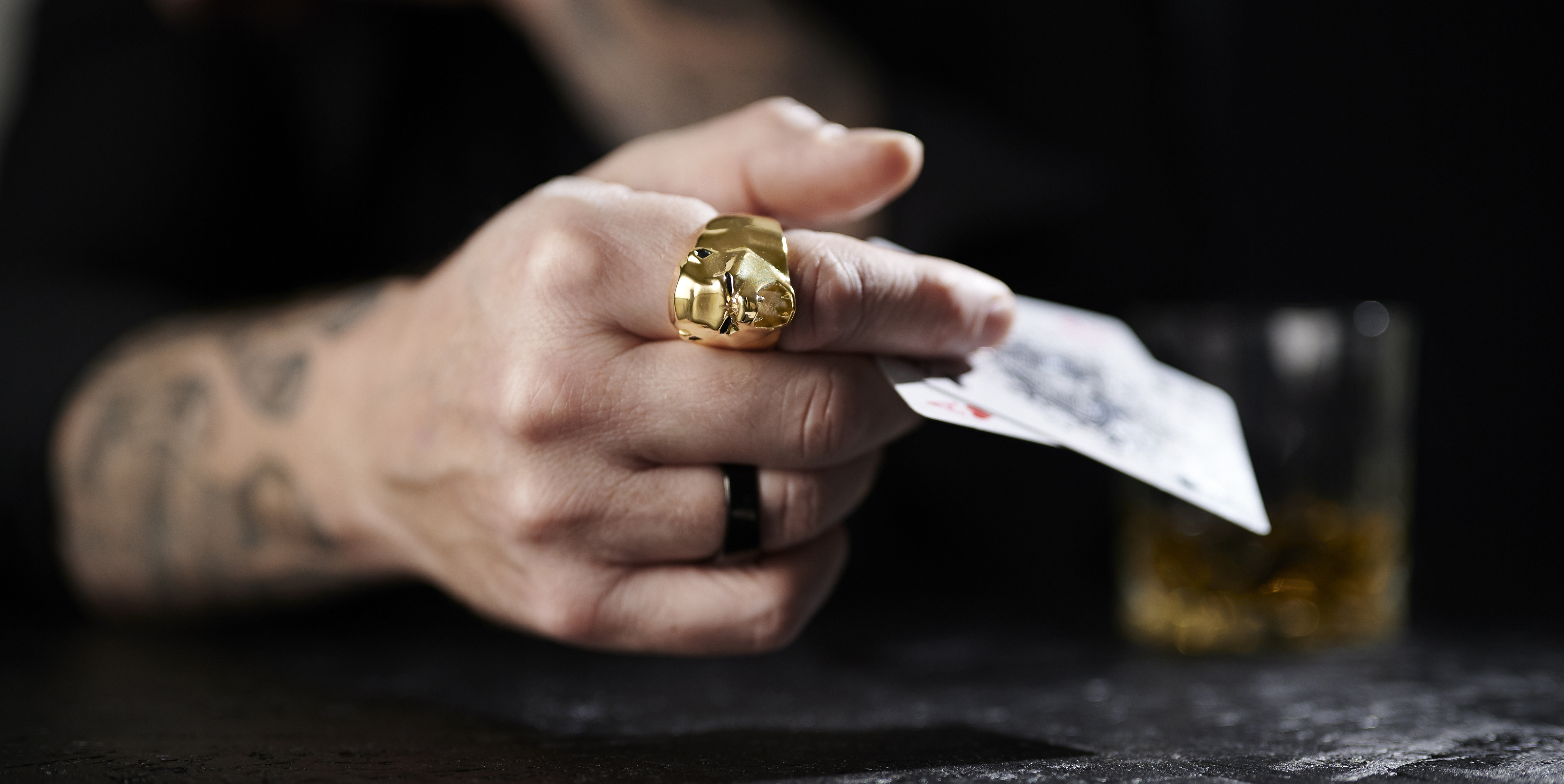 O Guia Definitivo para Evitar Anéis que Achatam Dedos Curtos