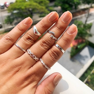 Mix de Anéis: Dicas para um Visual Harmonioso em Dedos Curtos