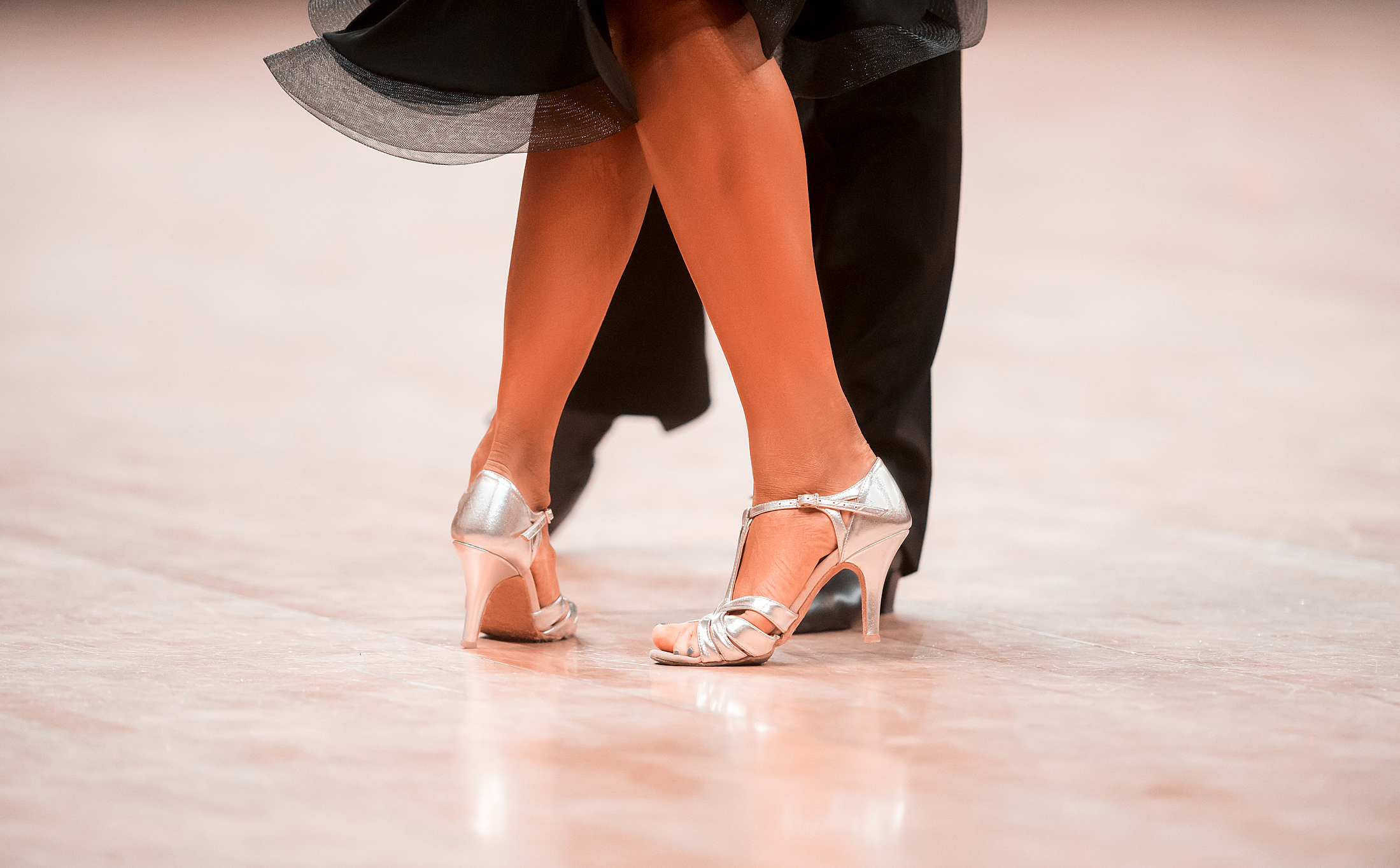 Sola de Camurça vs. Sola de Couro: Qual a Melhor para Sua Dança?