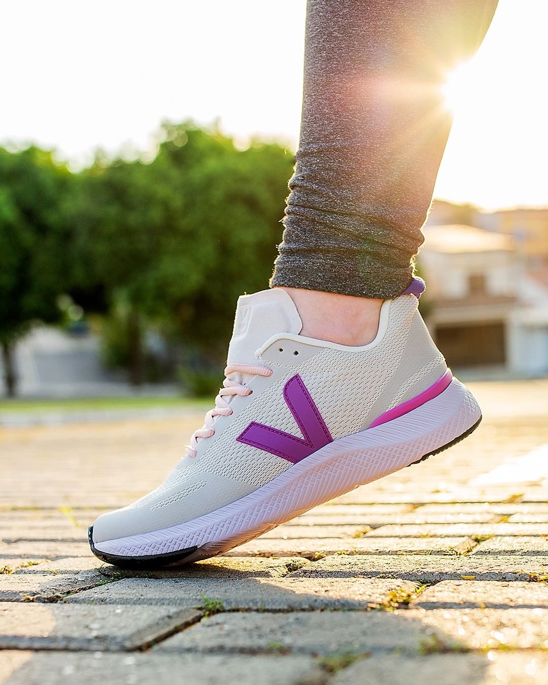 Tênis anfíbios vs. tênis impermeáveis: qual a diferença?