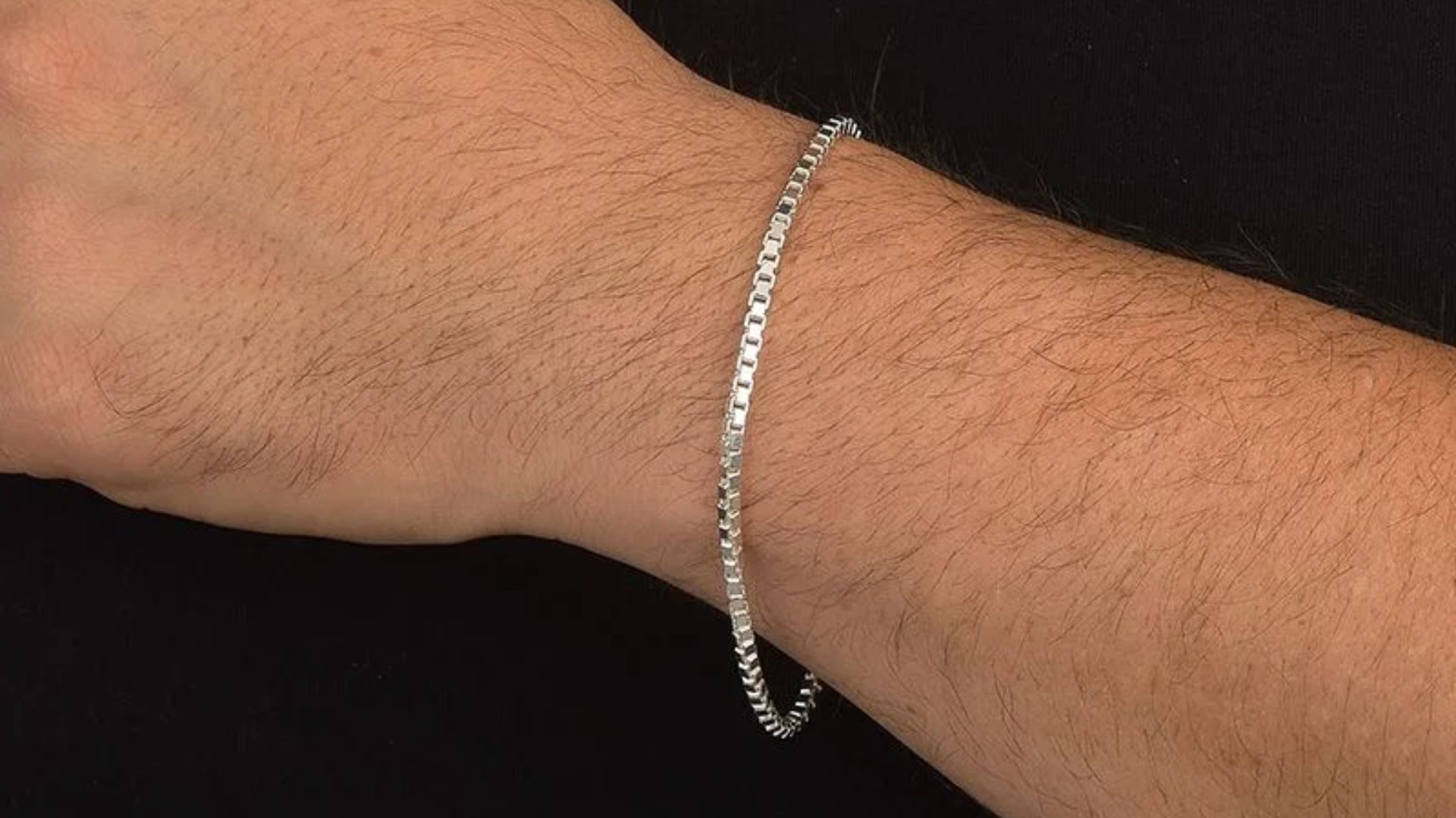 Os melhores materiais de pulseiras para pulsos finos