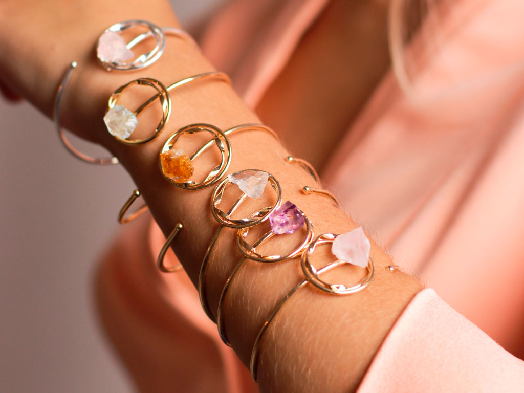 Guia completo de como usar várias pulseiras (stacking)