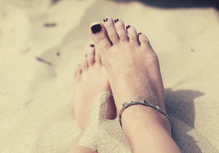 Tendências de tornozeleiras como acessório de moda