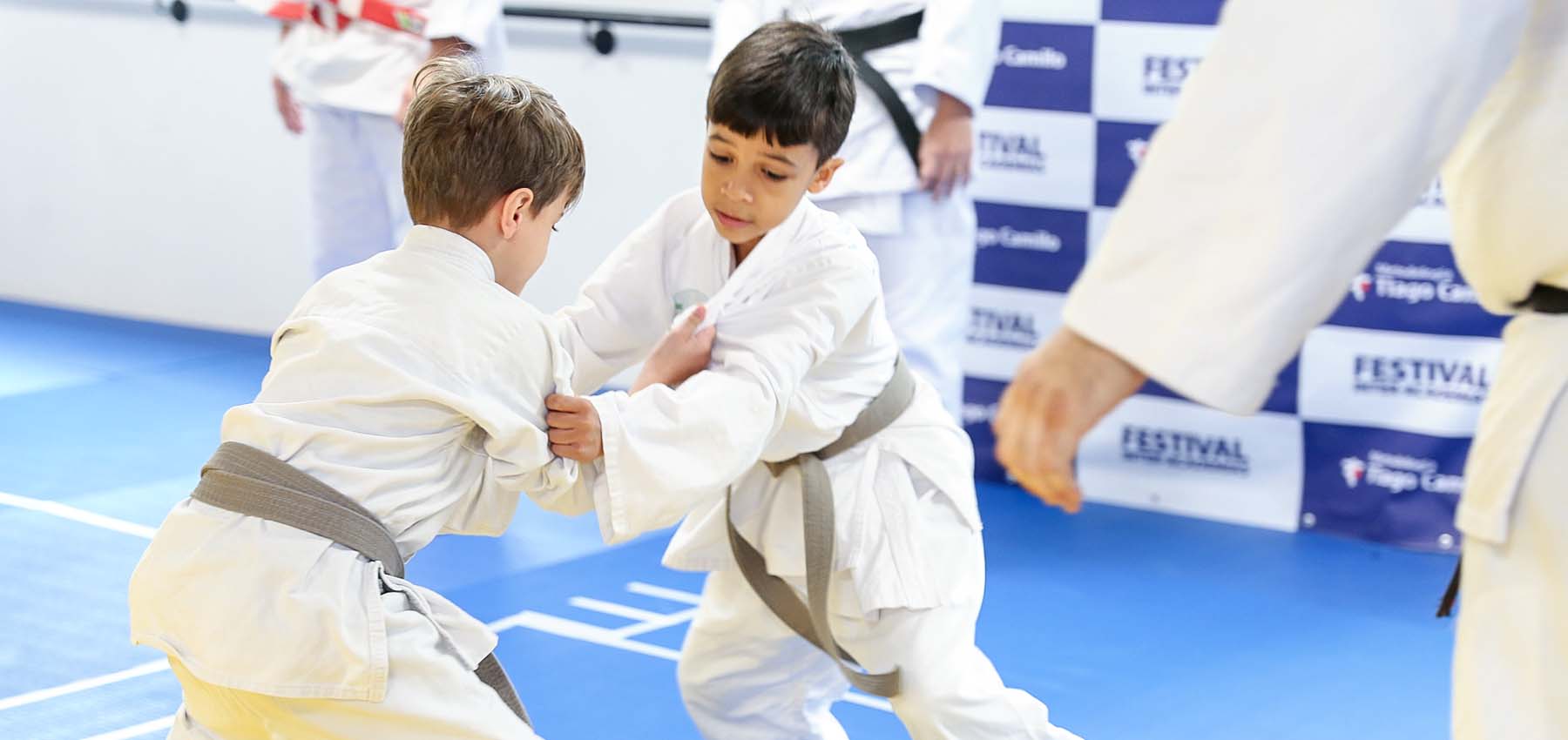 5 ideias de títulos:
1. Dominando o Kumi-Kata: Guia Completo de Pegadas no Judô
2. A Arte da Pegada no Judô: Técnicas Essenciais para Controle e Ataque
3. Fortalecendo sua Pegada: Exercícios e Dicas para Judocas
4. Ayotsu vs. Kenka-Yotsu: Entendendo as Variações de Pegada no Judô
5. Kumi-Kata para Iniciantes: Os Primeiros Passos para uma Pegada Eficaz