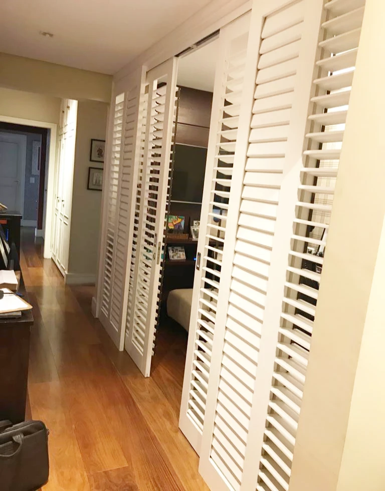 como fazer divisória de madeira vazada