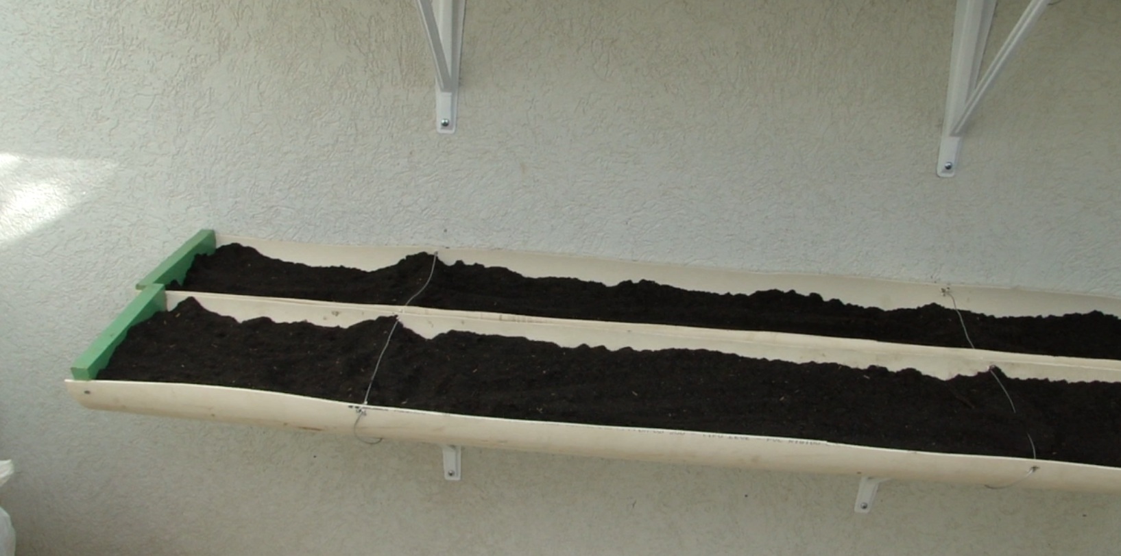 Soluções criativas para fixar sua horta em cano PVC