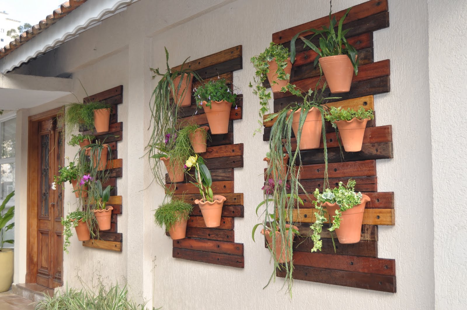 Guia Completo: Como Tratar Paletes para Uso Externo em Jardins Verticais; As Melhores Plantas para seu Jardim Vertical de Paletes: Sol Pleno vs. Sombra; DIY: Estruturando seu Jardim Vertical de Paletes com Vasos Fixos ou Cachepôs; Manutenção Essencial para o Sucesso do seu Jardim Vertical de Paletes; Jardim Vertical com Paletes: Ideias Criativas e Sustentáveis para sua Casa; Evite Erros Comuns: Dicas de Drenagem e Impermeabilização para Jardins Verticais