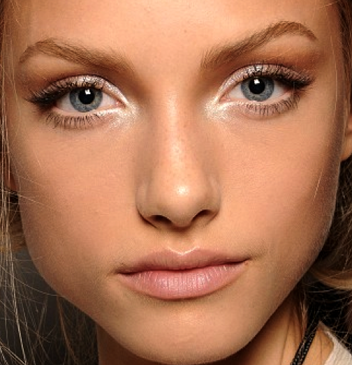 Como Escolher o Iluminador Perfeito para Seu Tom de Pele