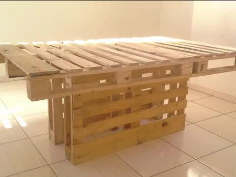como fazer mesa de jantar de pallet
